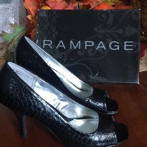Peep toe snake skin type heel